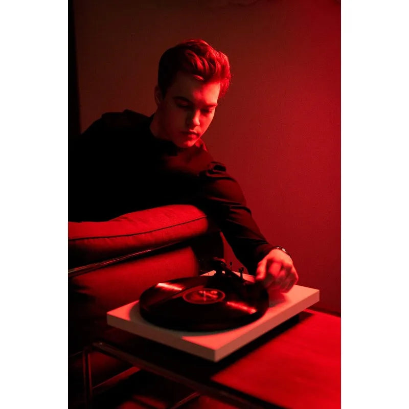 Debut Carbon EVO, Audiophile Turntable with Carbon Fiber tonearm, Electronic Speed Selection and pre-Mounted Sumiko Rainier